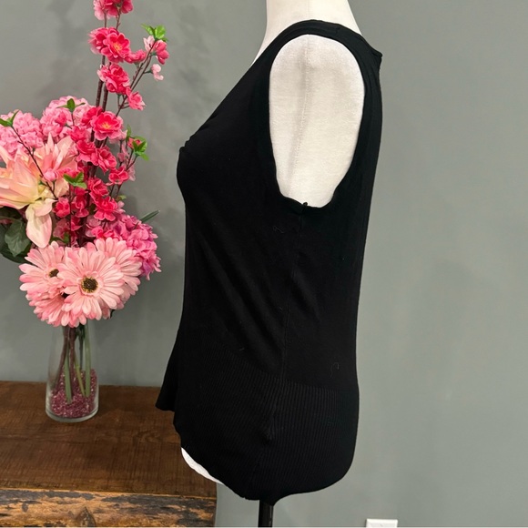 Ricki’s Sleeveless Top - Picture 4 of 9